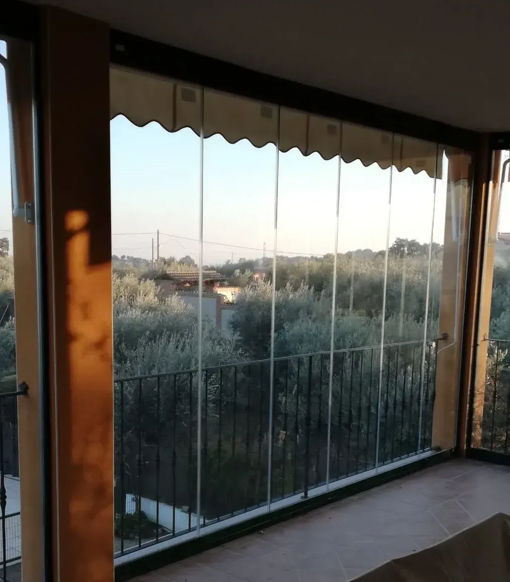 Una gran ventana con vista a un bosque.