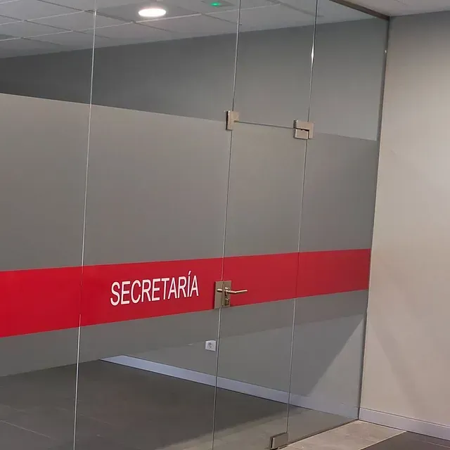 Una puerta de vidrio con la palabra secretaria en ella