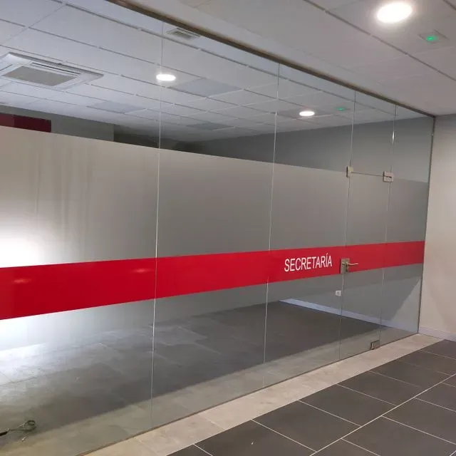 Una puerta de vidrio con la palabra secretaria en ella