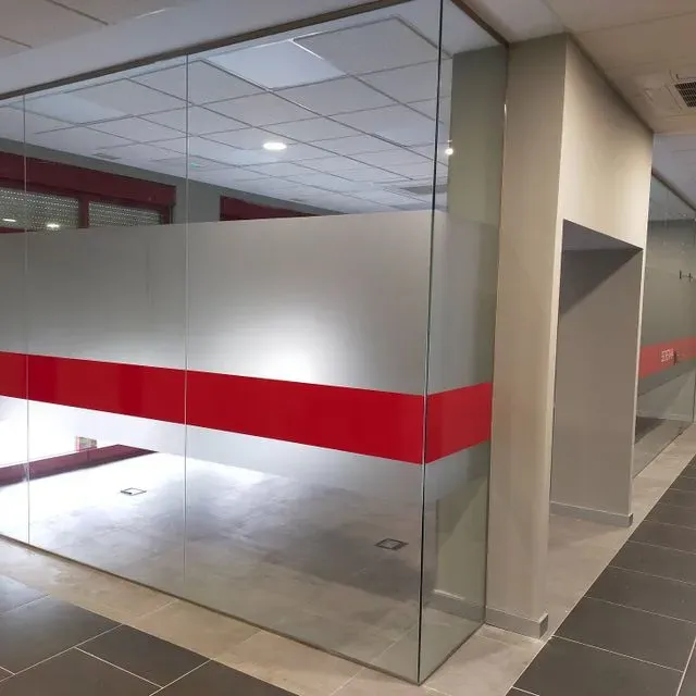 Una pared de vidrio con una raya roja.