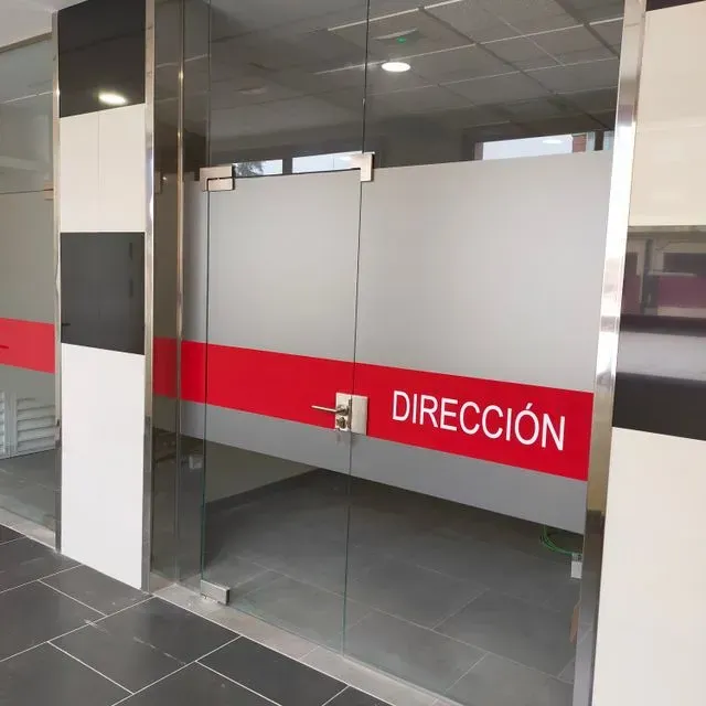 Una puerta de vidrio con la palabra direccion en ella