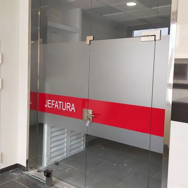Una puerta de cristal con la palabra jefatura.