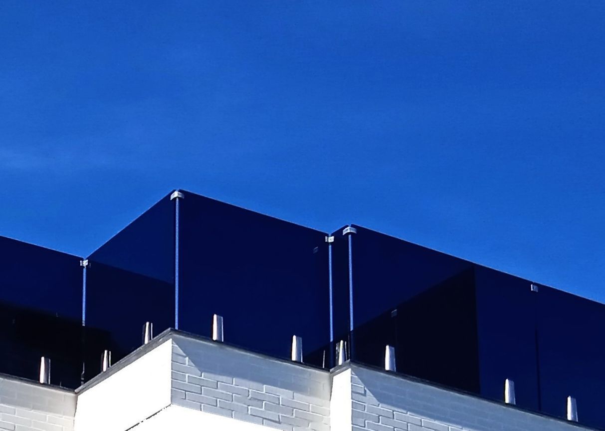 El tejado de un edificio con un cielo azul al fondo.