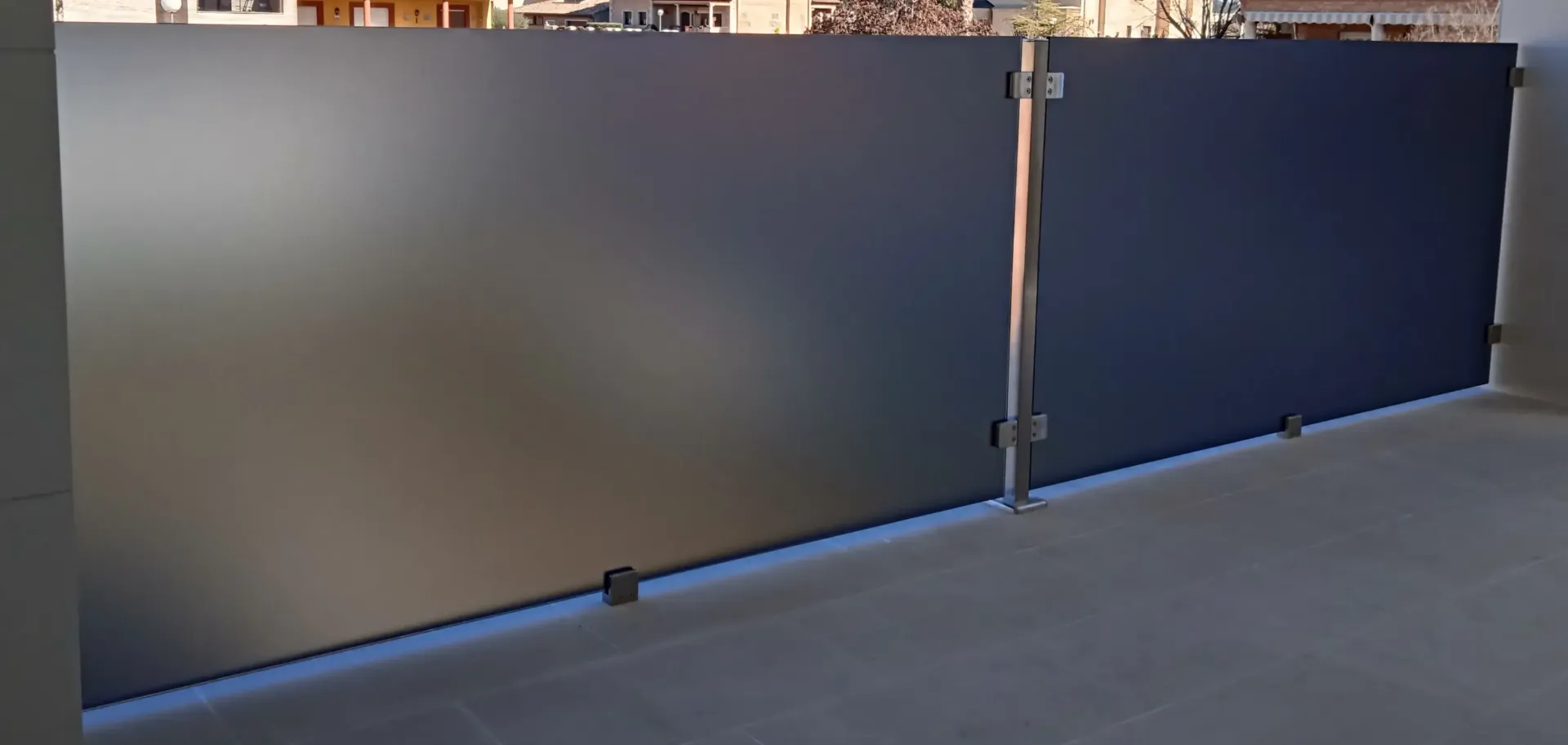 Una valla azul está colocada encima de un suelo de hormigón.