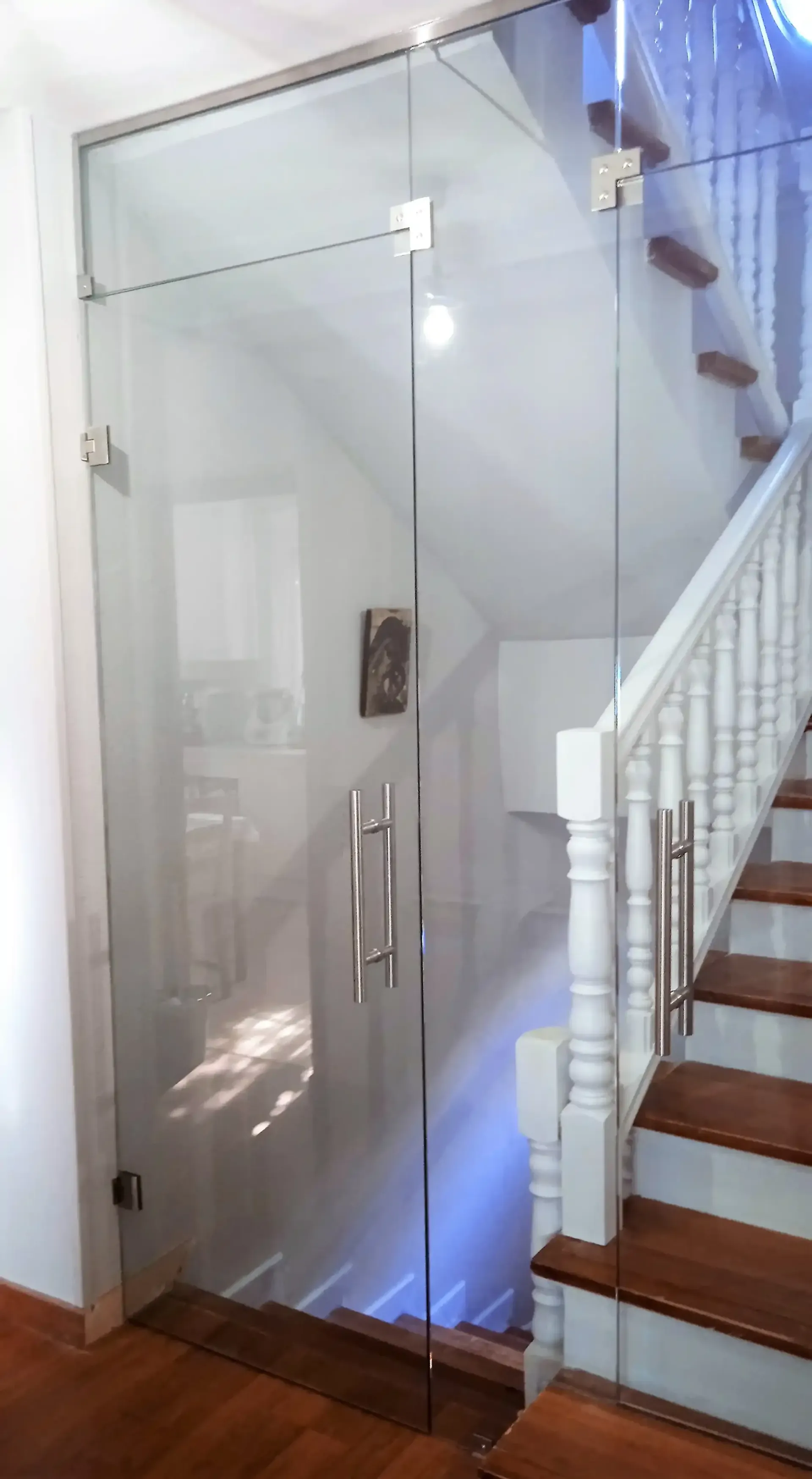 Una puerta de vidrio que conduce a una escalera en una casa.