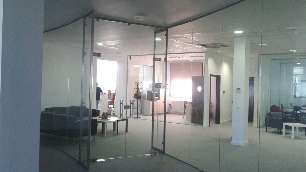 Una habitación grande con muchas puertas de vidrio.