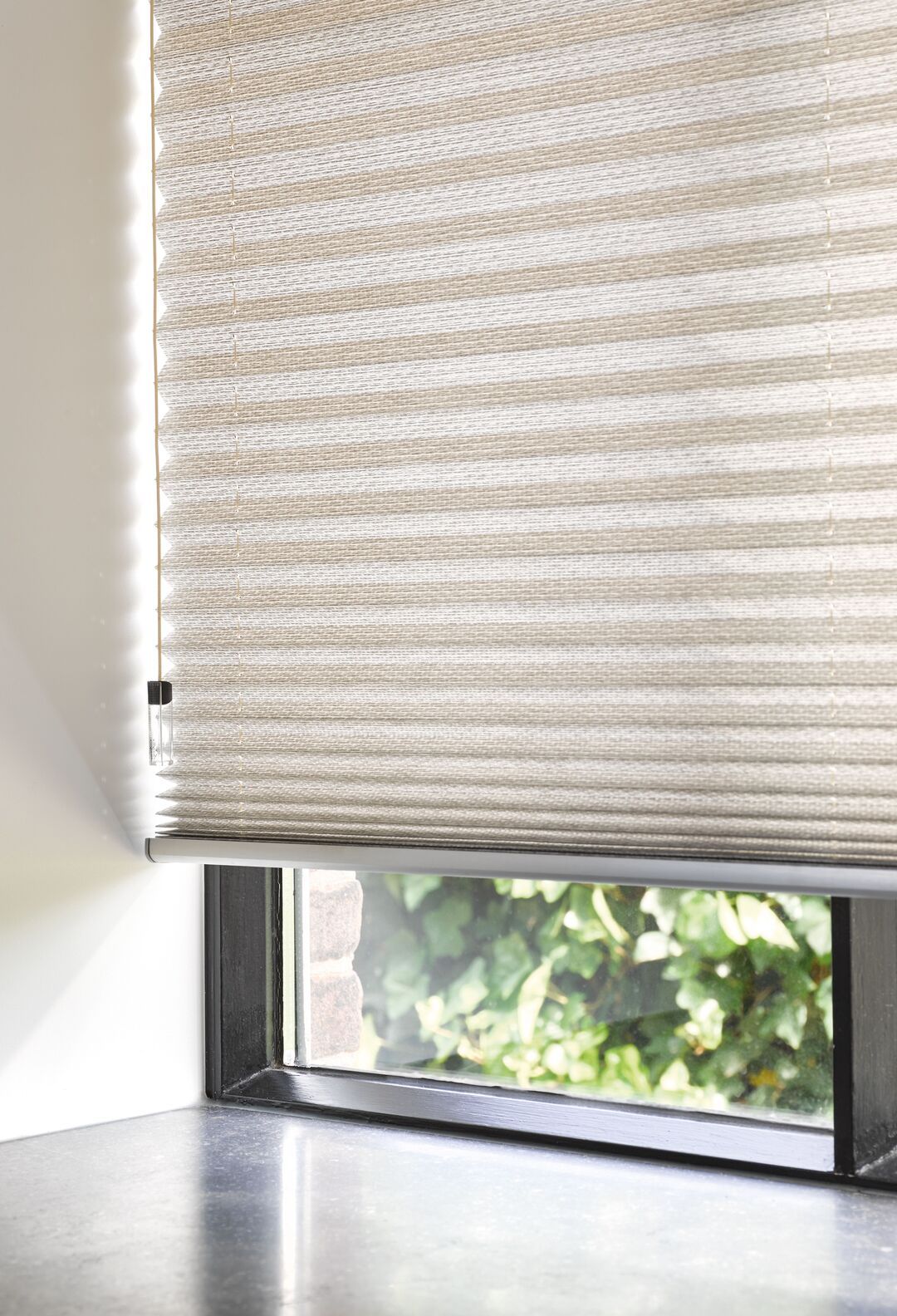 Un primer plano de una ventana con una persiana.