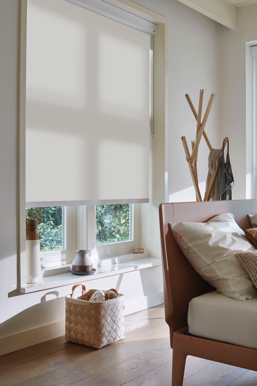 Un dormitorio con una cama y una ventana con una persiana blanca.