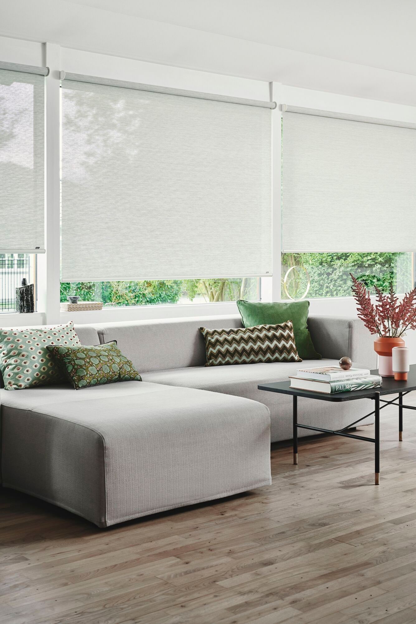 Una sala de estar con un sofá y una mesa de café.