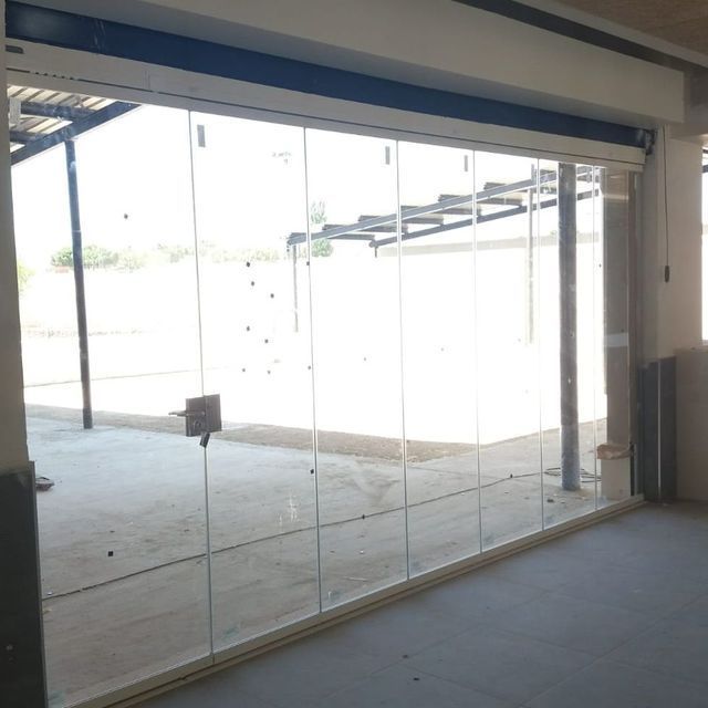 Una habitación con una puerta corrediza de vidrio que conduce a un patio.