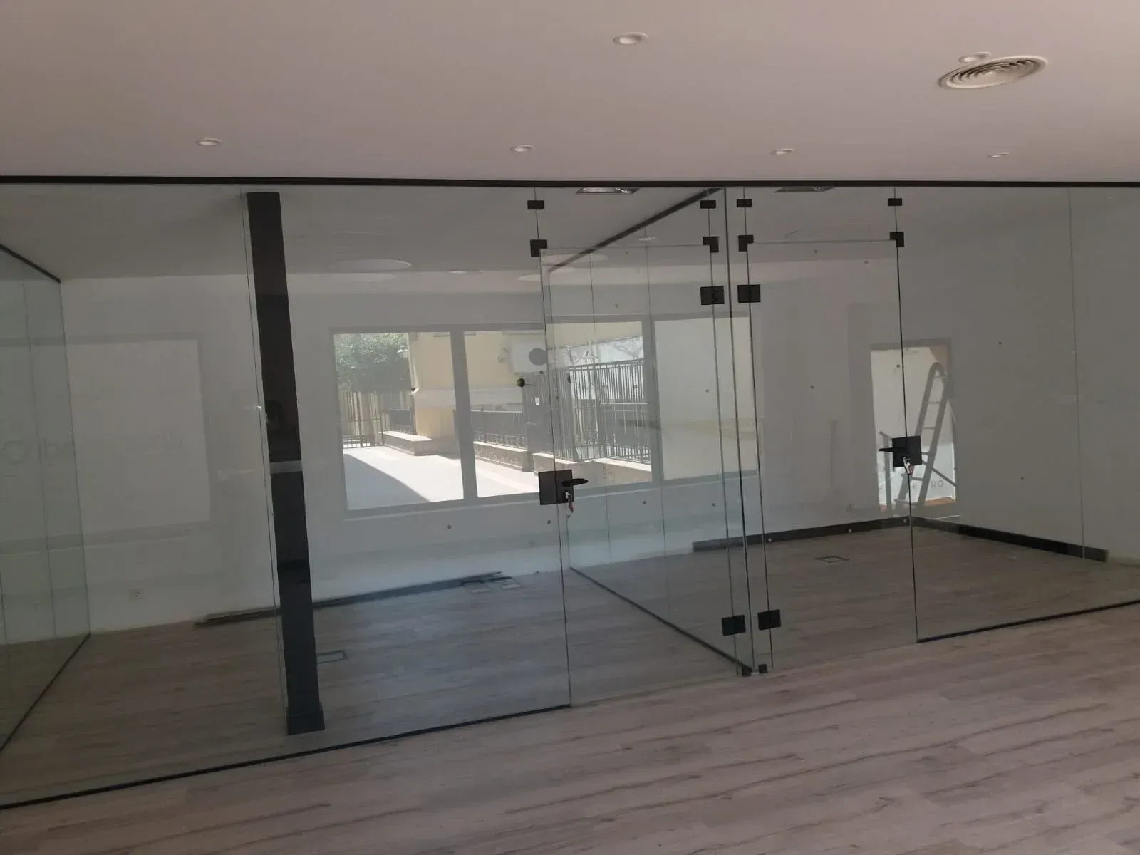 Una habitación con muchas puertas y ventanas de vidrio.