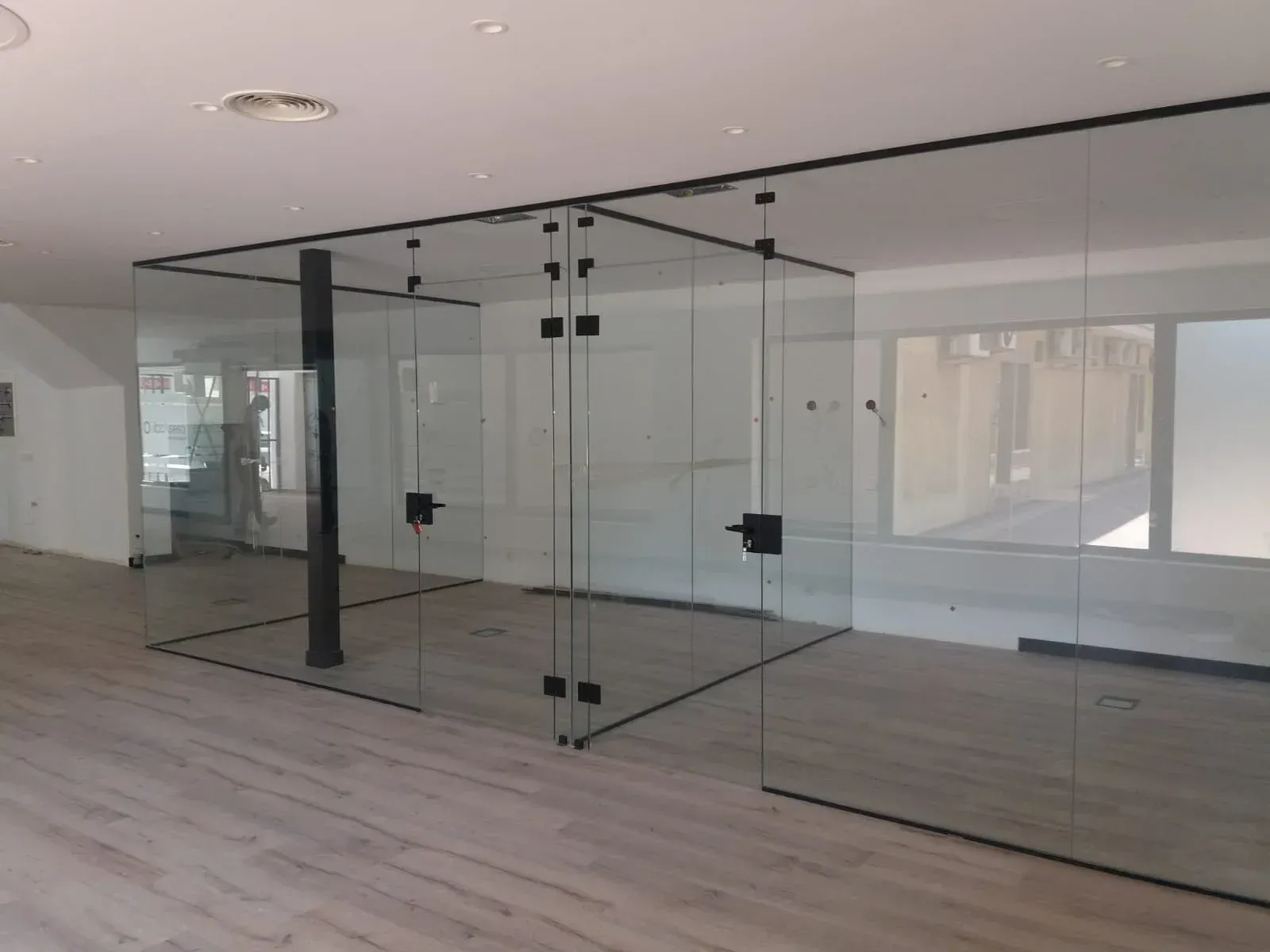 Una habitación con muchas puertas y ventanas de vidrio.