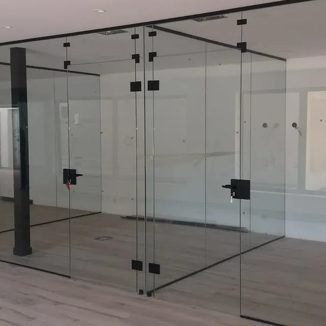 Una habitación con muchas paredes y puertas de cristal.