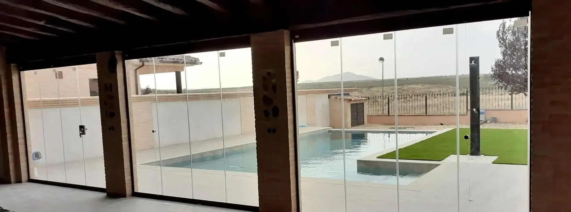 Una habitación con puertas corredizas de vidrio que conducen a una piscina.