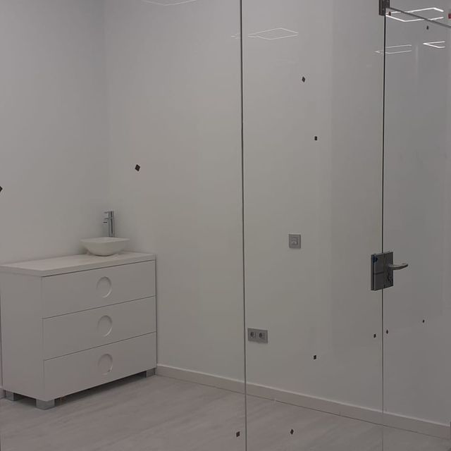 Una habitación con una cómoda y un lavabo.