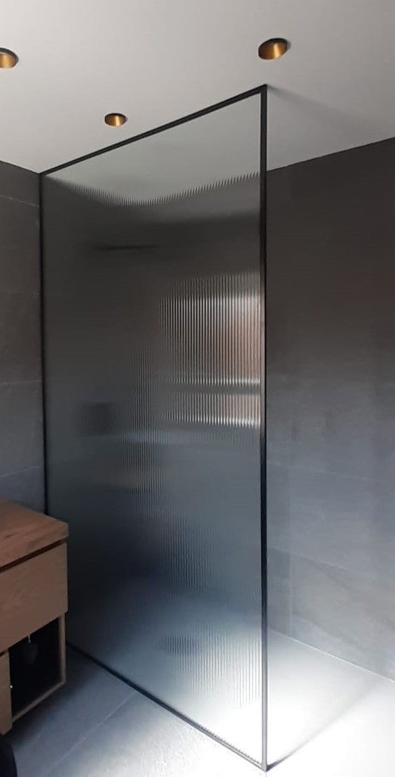 Un baño con ducha y lavabo.