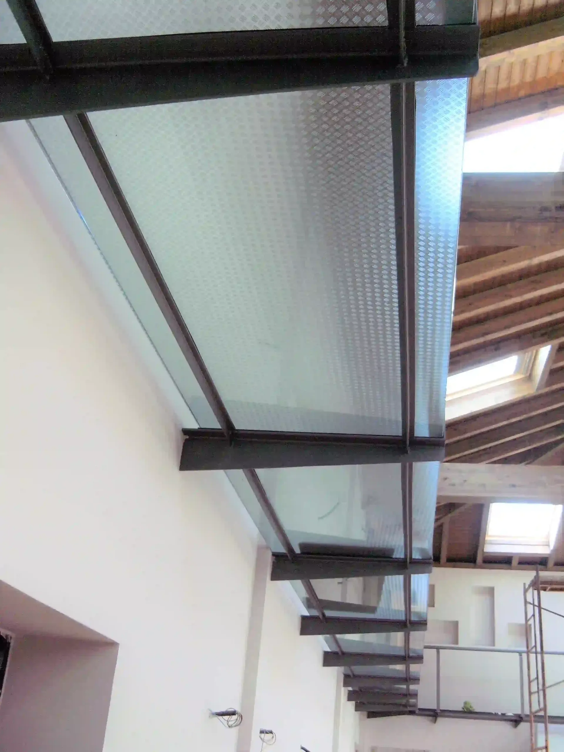 Un techo con una escalera que sube al segundo piso.