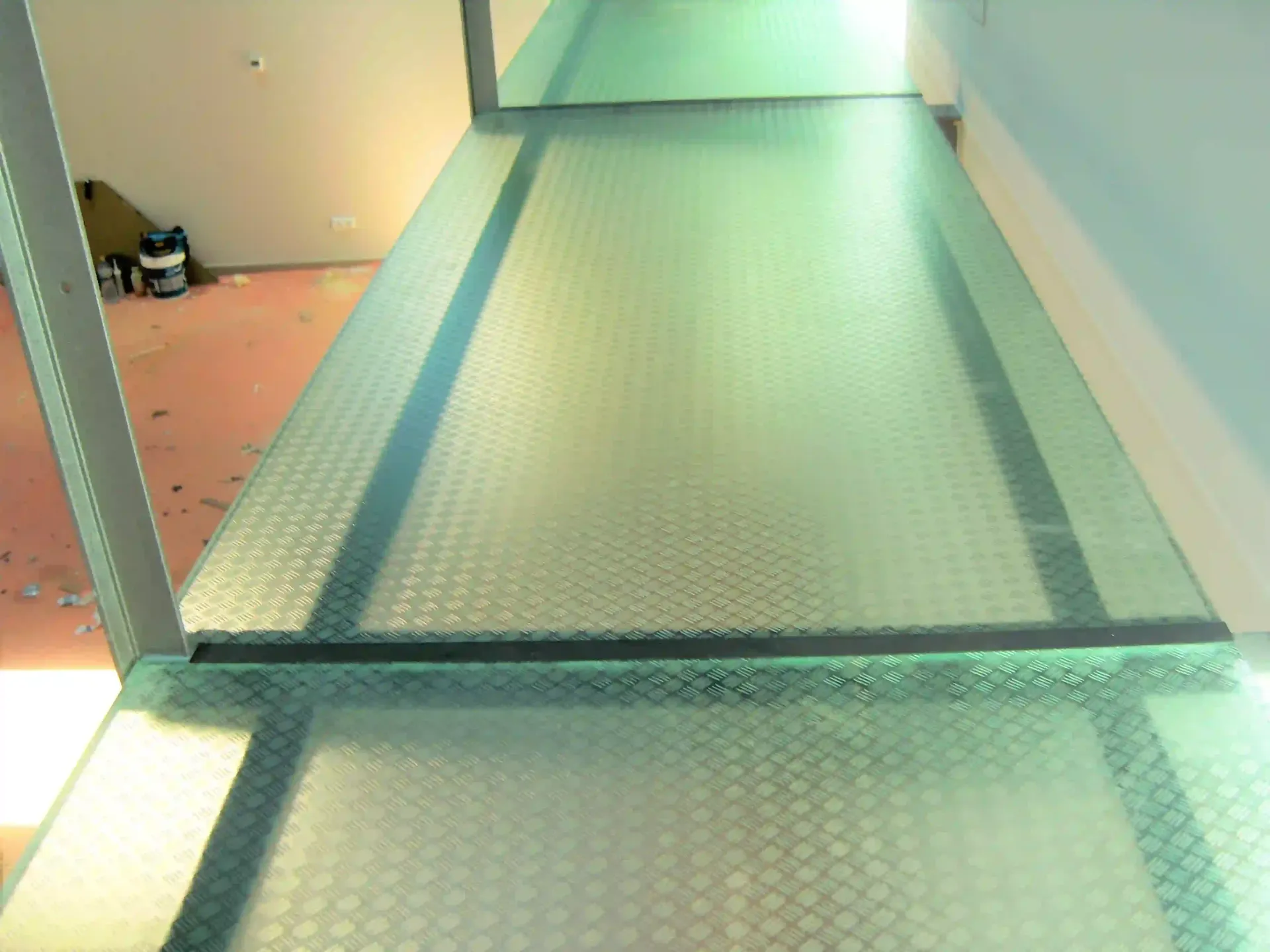 Un piso de vidrio con un borde negro en una habitación.