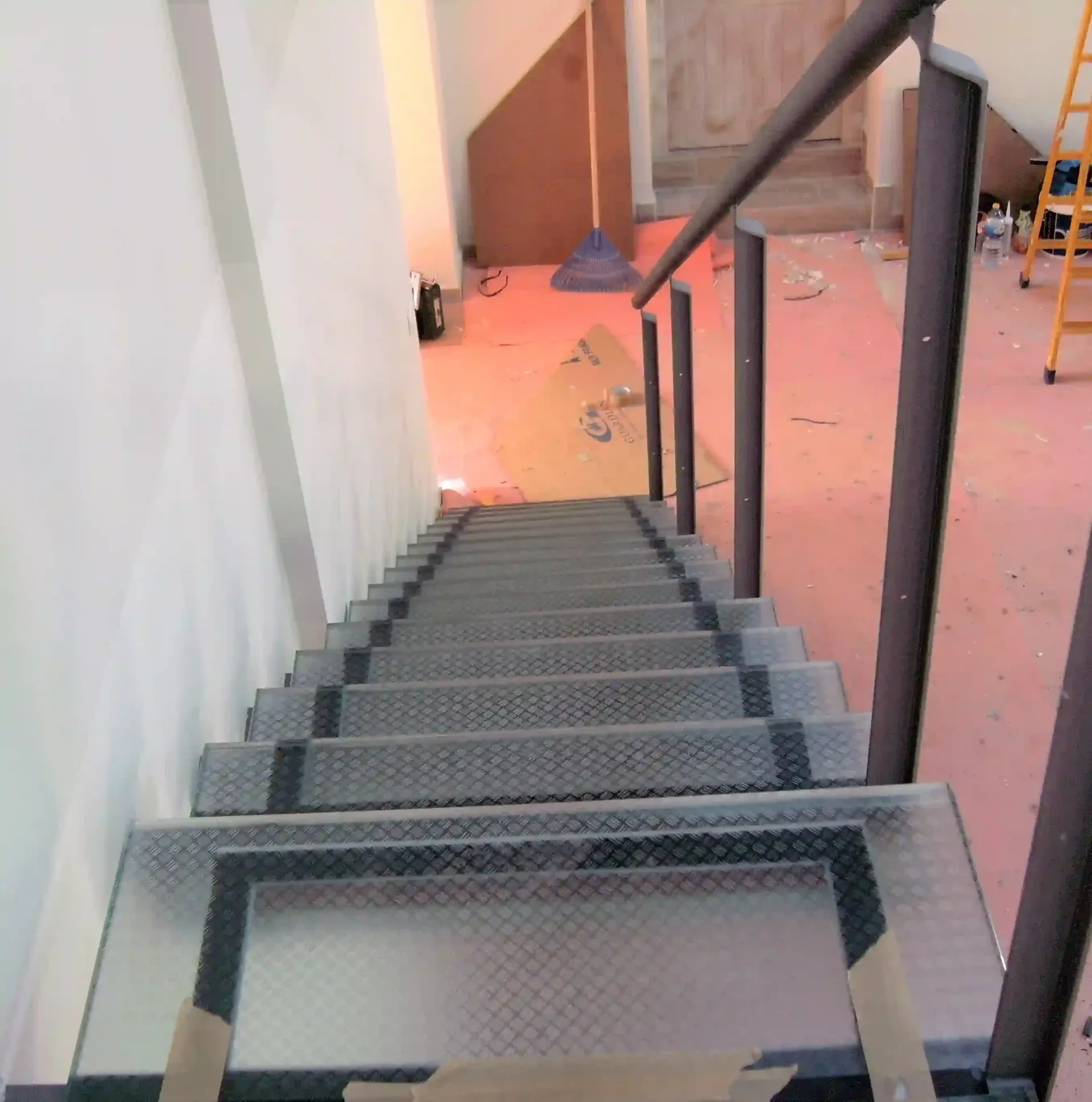 Un conjunto de escaleras que suben al segundo piso.