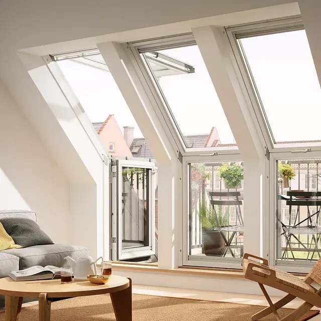 Una sala de estar con muchas ventanas y un balcón.