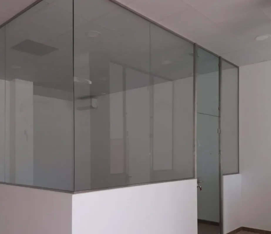 Una habitación con una pared de cristal y una puerta.