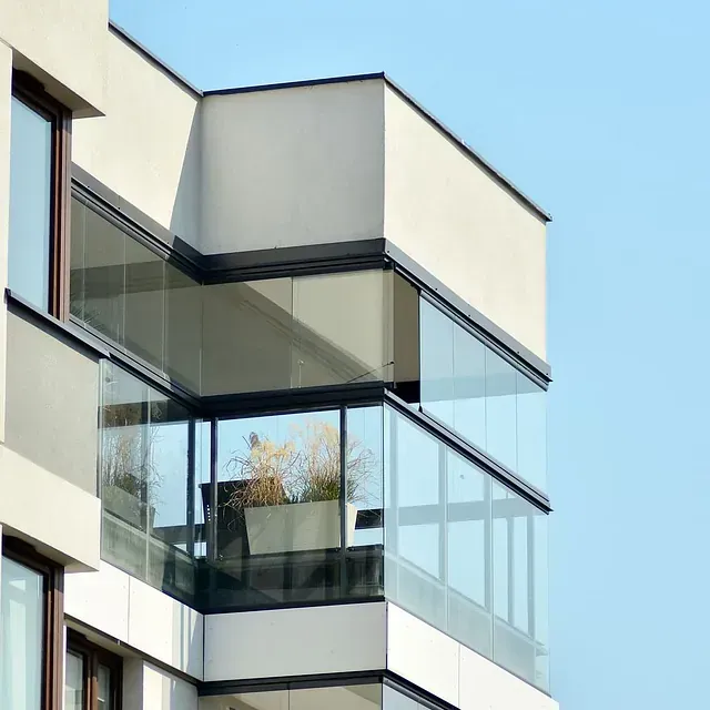 Un edificio con muchas ventanas y balcones