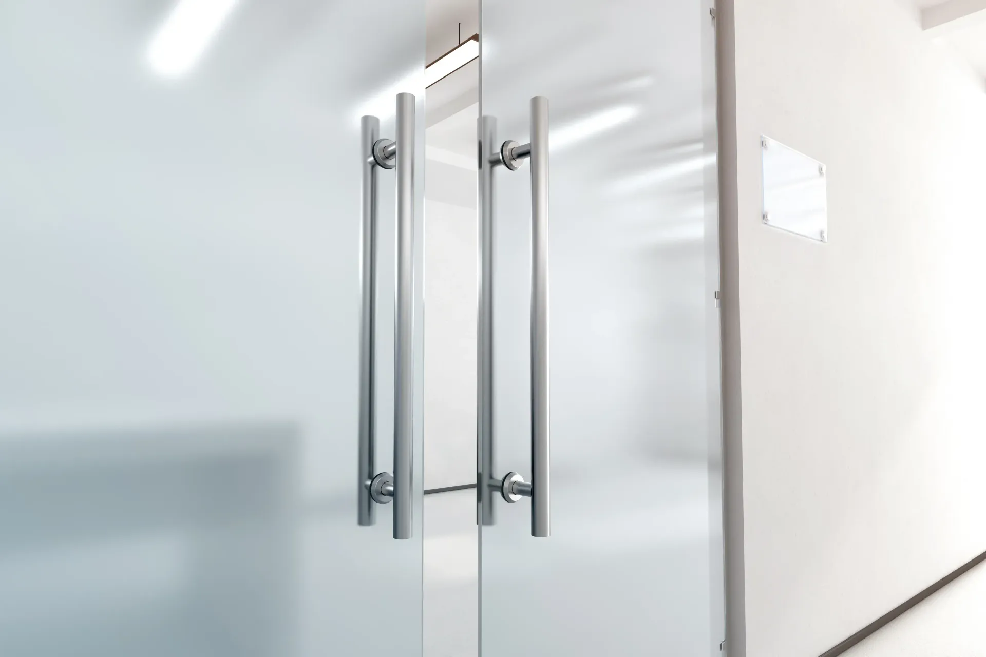 Una puerta de vidrio con manijas de acero inoxidable en una oficina.