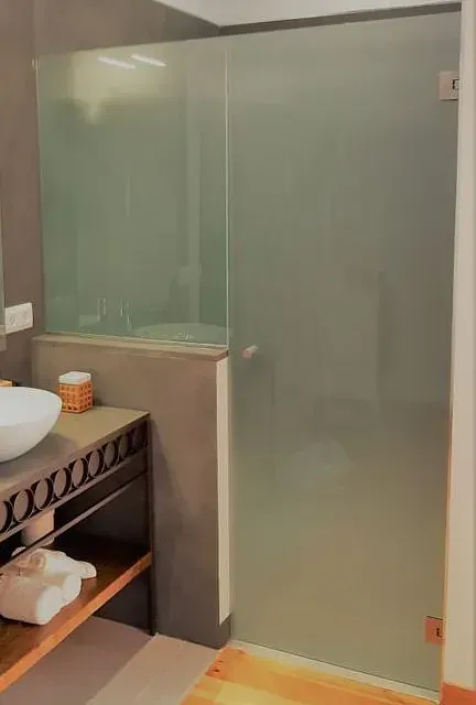 Un baño con lavabo y ducha.