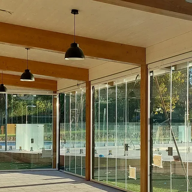 Una habitación con muchas ventanas y una luz de techo.