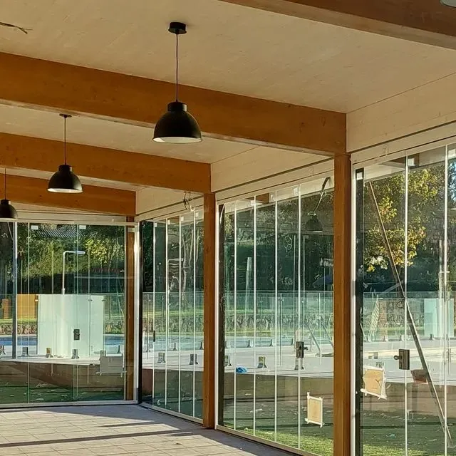 Una habitación grande con muchas puertas de vidrio.