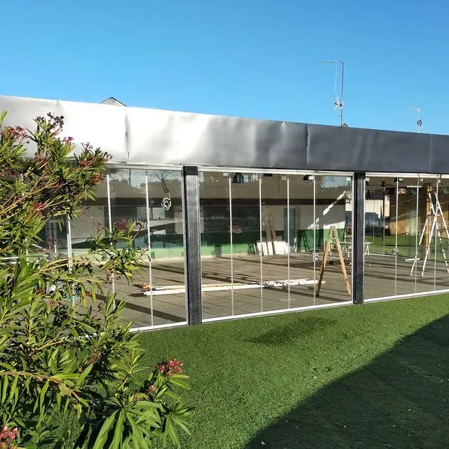 Se está construyendo un gran edificio con muchas ventanas.