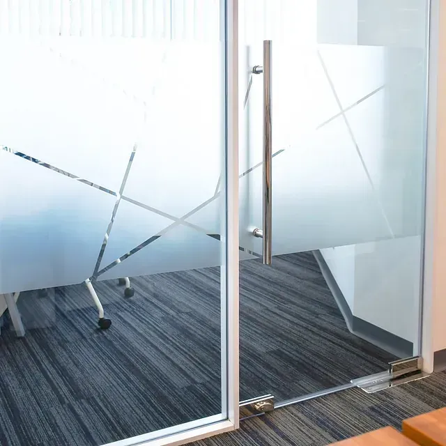 Una puerta de vidrio con manija de acero inoxidable