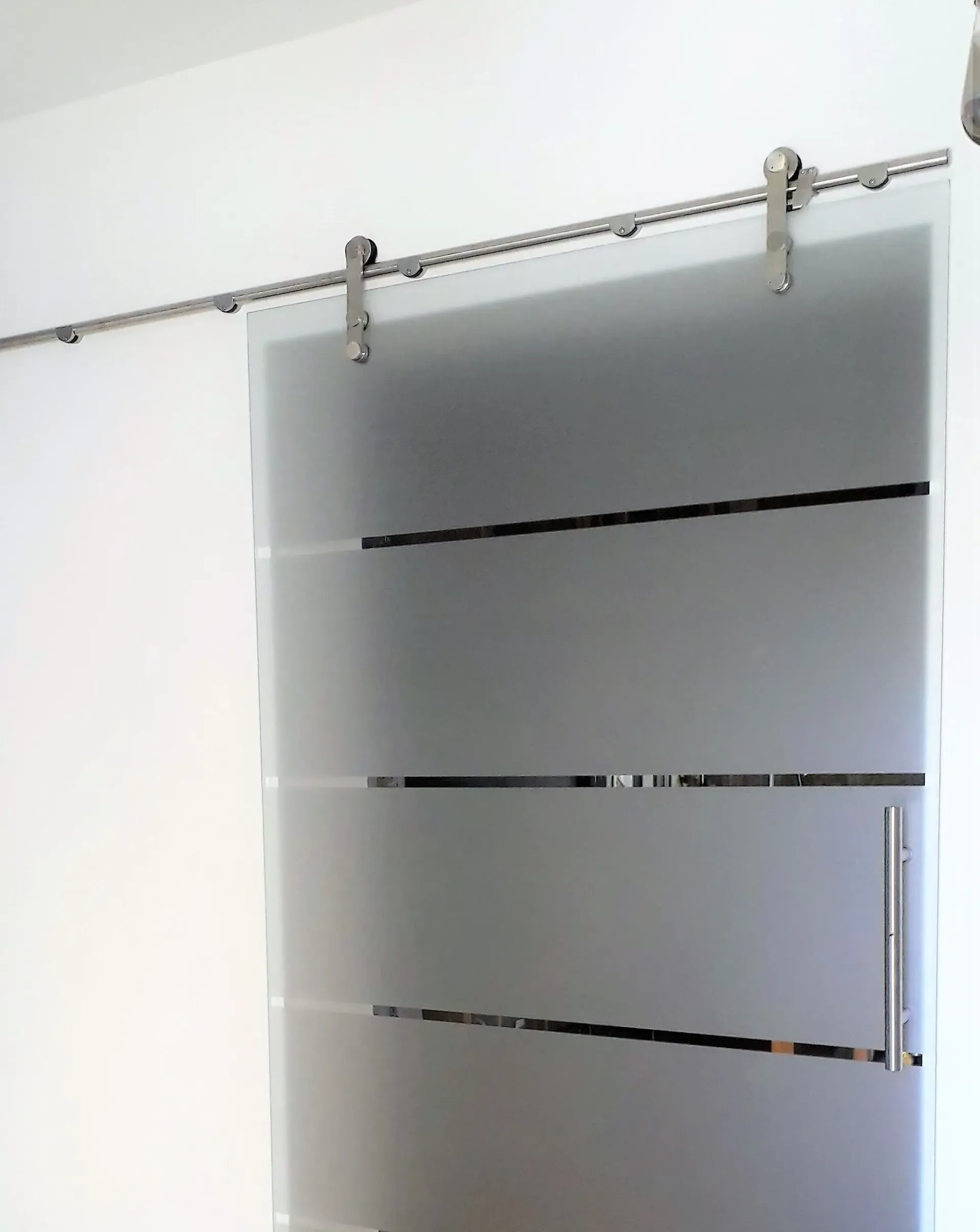 Una puerta corrediza de vidrio con rayas negras.