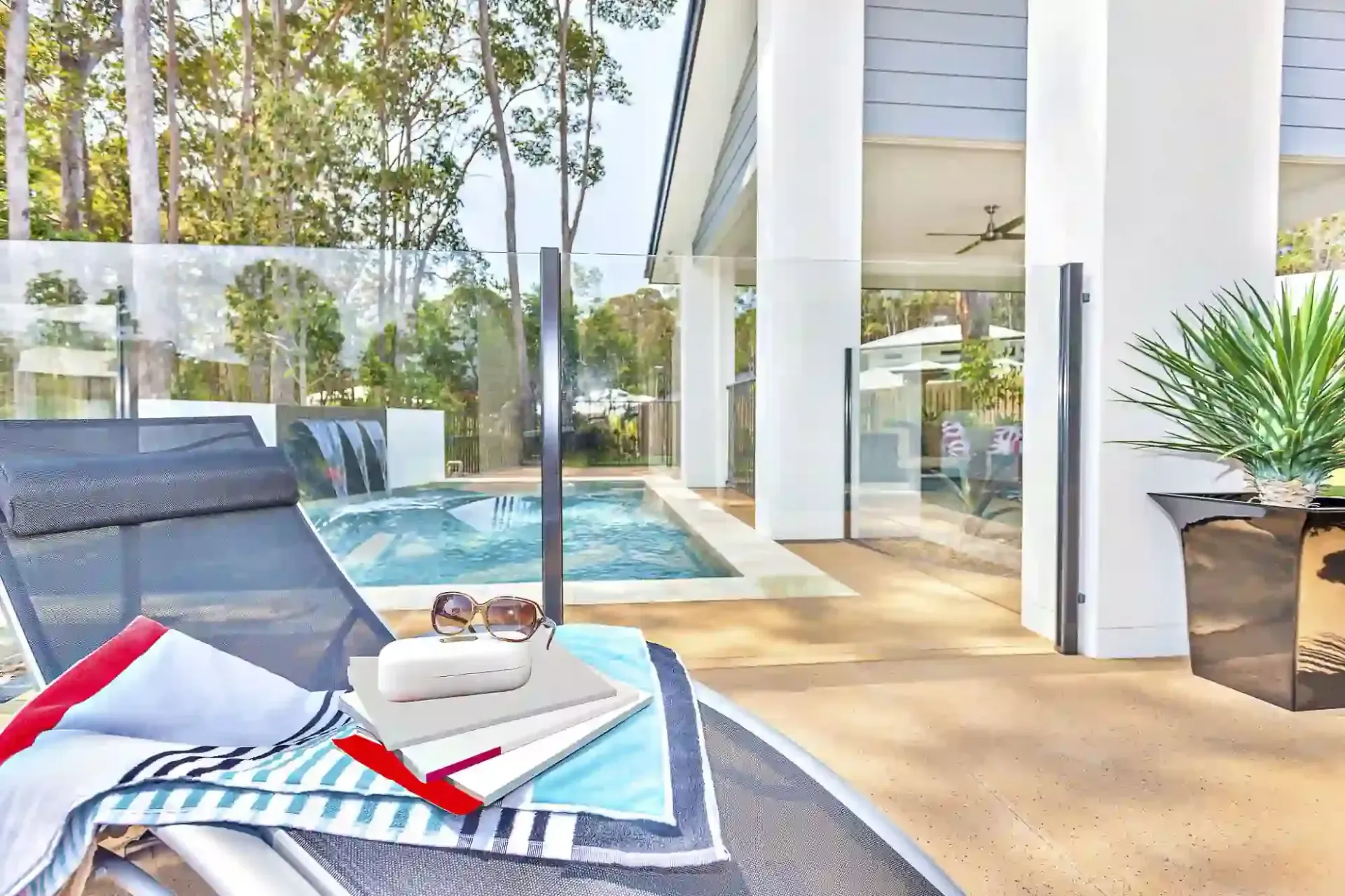 Hay una piscina en el patio trasero de una casa.