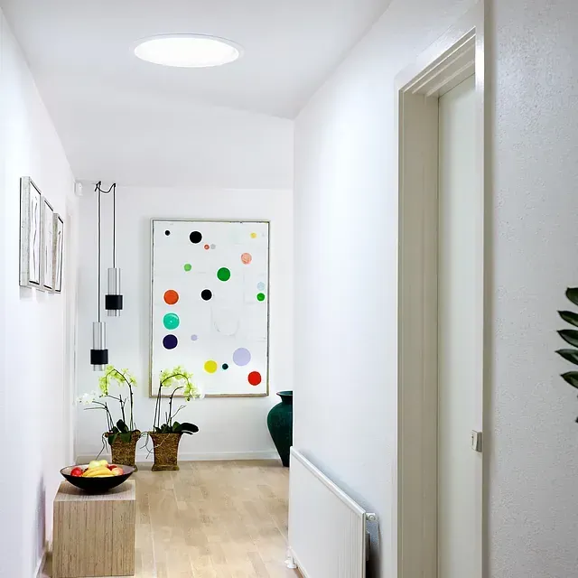 Un pasillo con un gran cuadro en la pared.