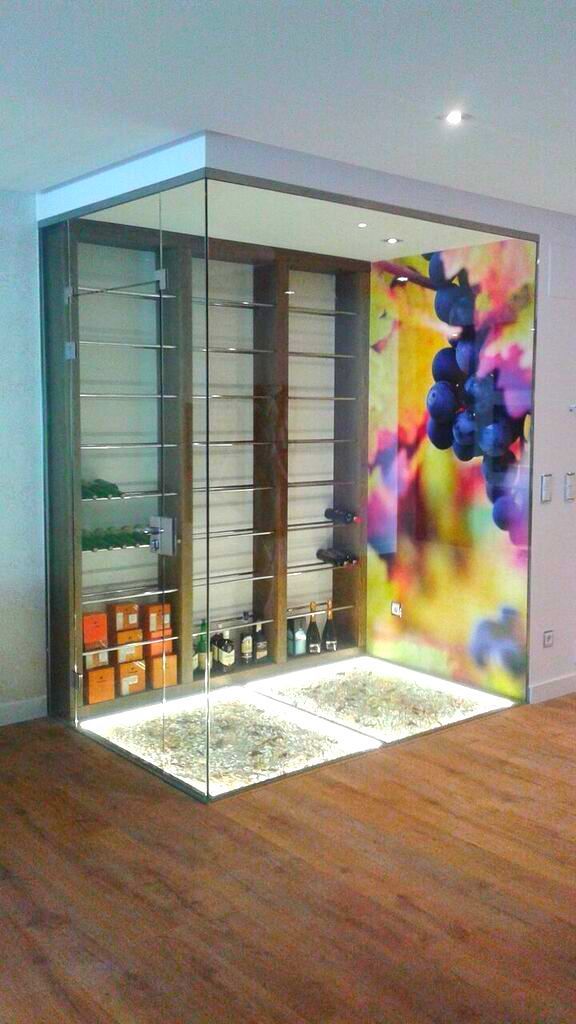 Una bodega con una imagen de uvas en la pared.