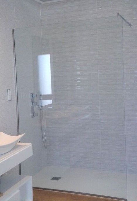 Un baño con ducha y lavabo.