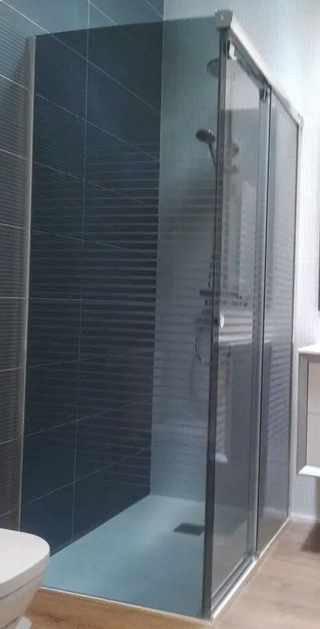 Un baño con inodoro, lavabo y ducha.