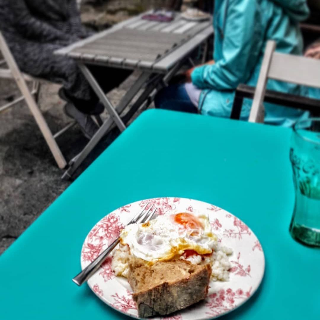 Un plato de comida con un tenedor sobre una mesa