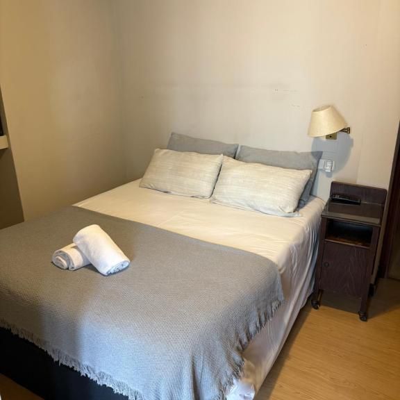 Un dormitorio con una cama y dos toallas encima.