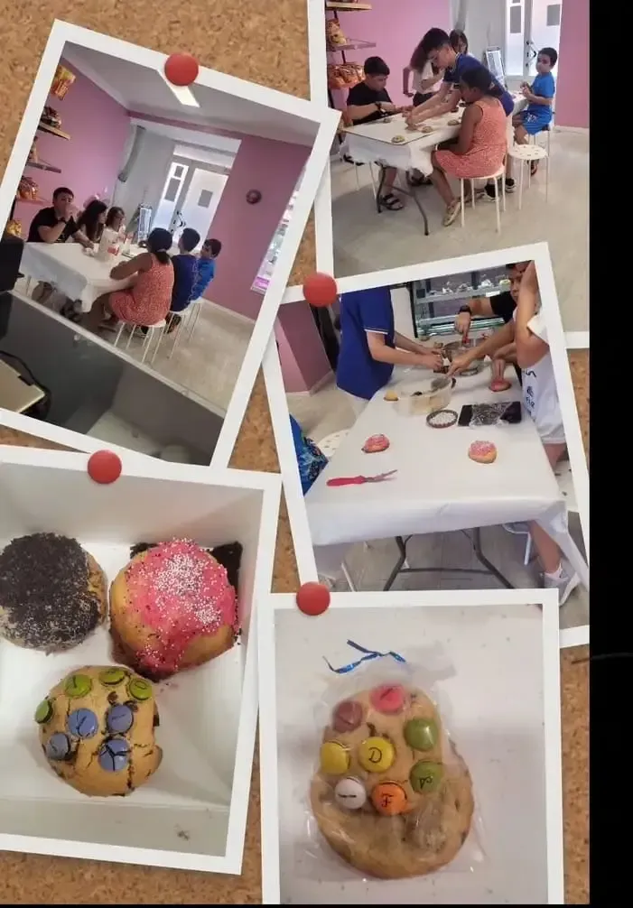 Collage de personas decorando donuts con coloridos ingredientes en una actividad manual sobre una mesa