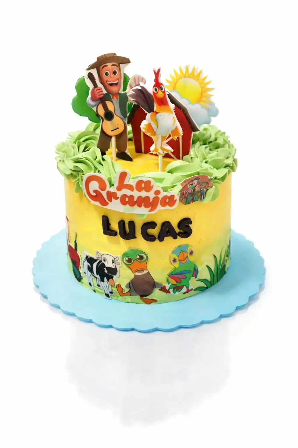 Pastel colorido personalizado con «Lucas» y personajes de Toy Story sobre una base azul