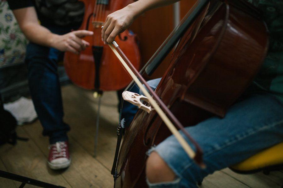 Deux personnes jouant du violoncelle