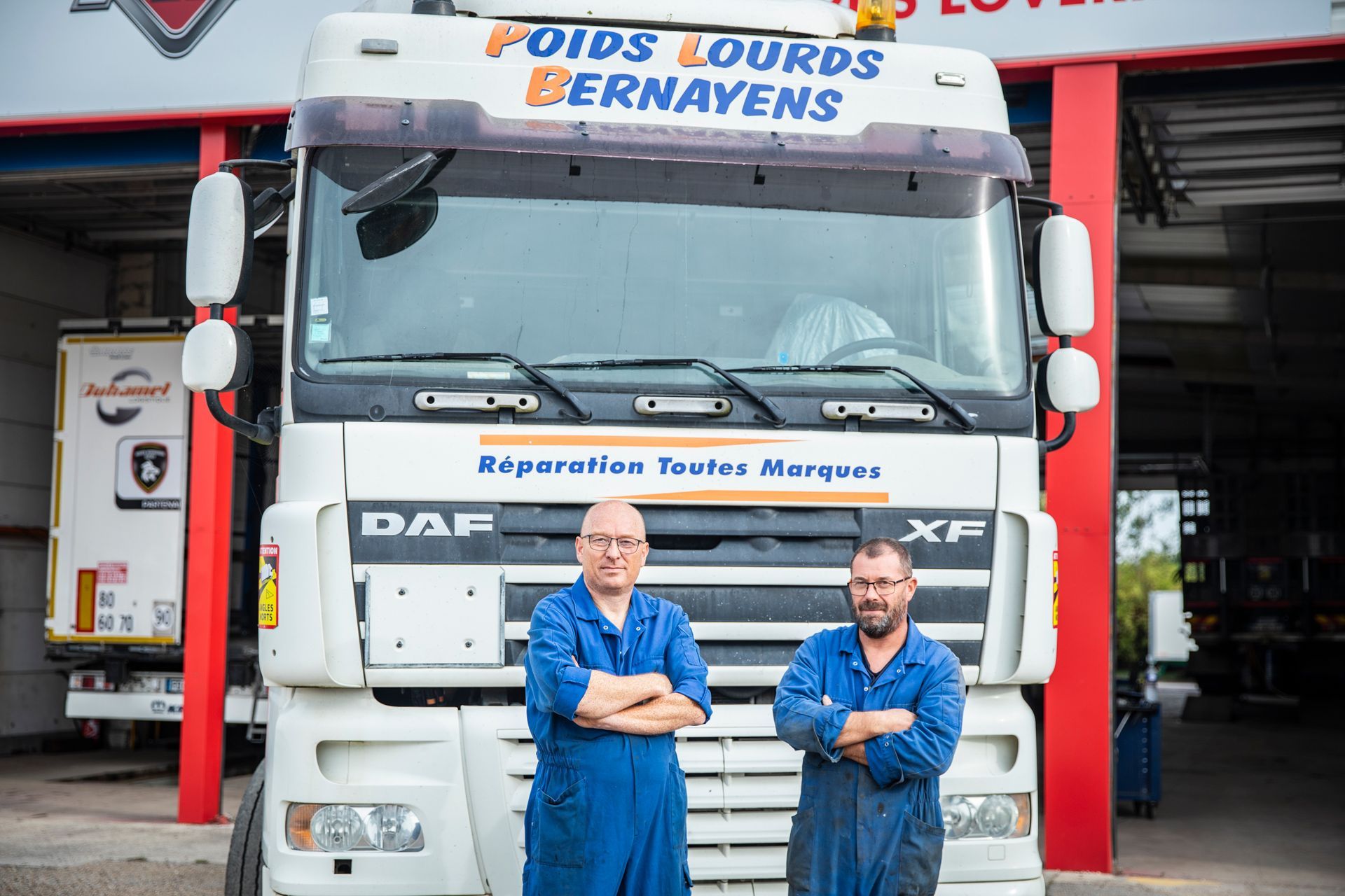 Deux employés devant le camion poids lourds Bernayens
