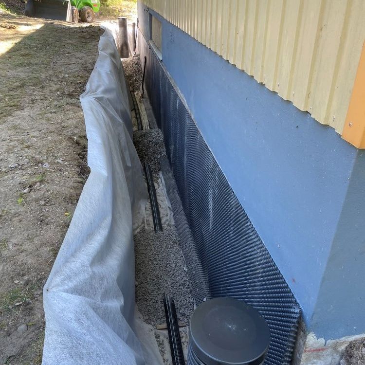 Viemärijärjestelmää asennetaan talon kylkeen