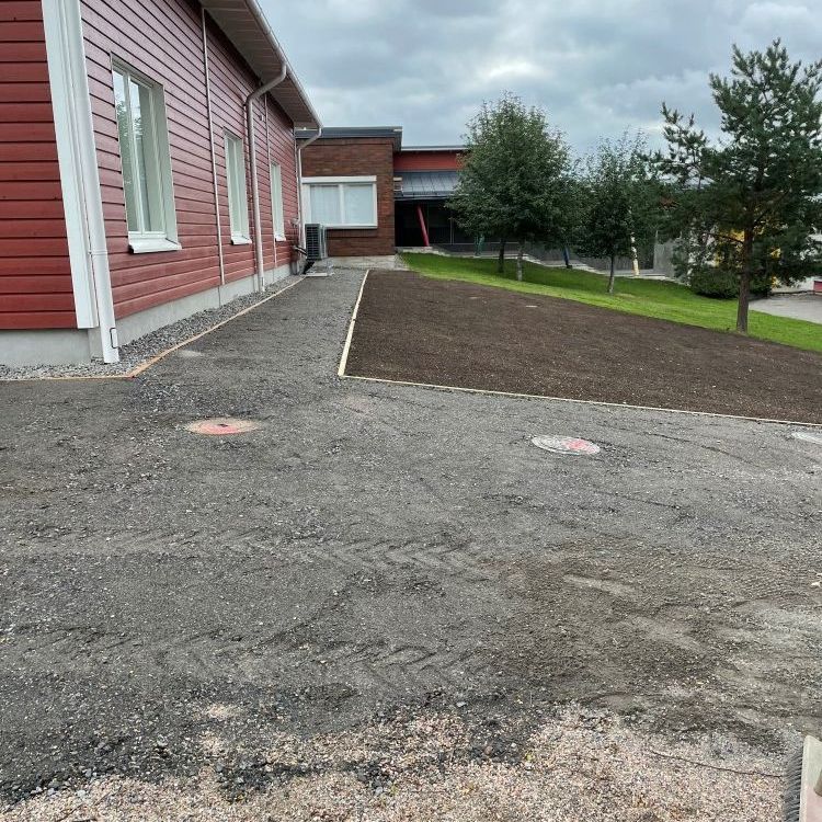 Punainen talo, jonka edessä on sorainen ajotie