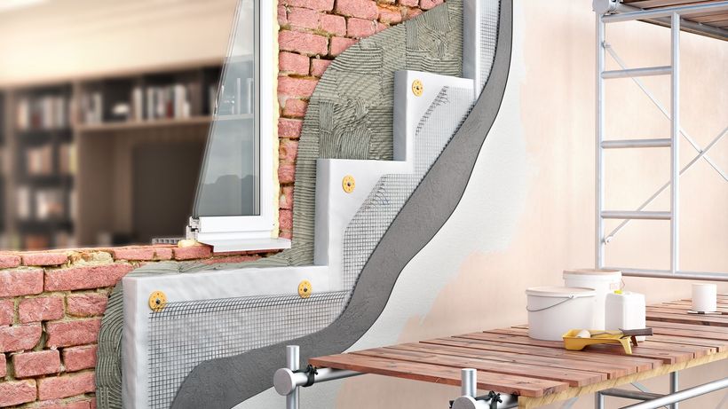 Mur intérieur avec isolation apparente et panneaux blancs installés dans le cadre de la rénovation de la maison