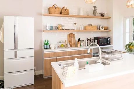 Helle Küche im skandinavischen Stil mit Kochinsel, Holzregalen und Edelstahlkühlschrank