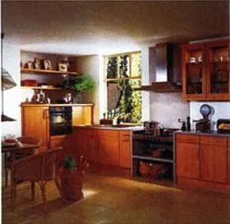 Gemütliche Holzküche mit Hängeschränken, Pflanzen und dekorativen Accessoires