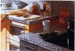 Frühstücksszene mit Brötchen, Kaffee und Orangen auf einem Holztisch